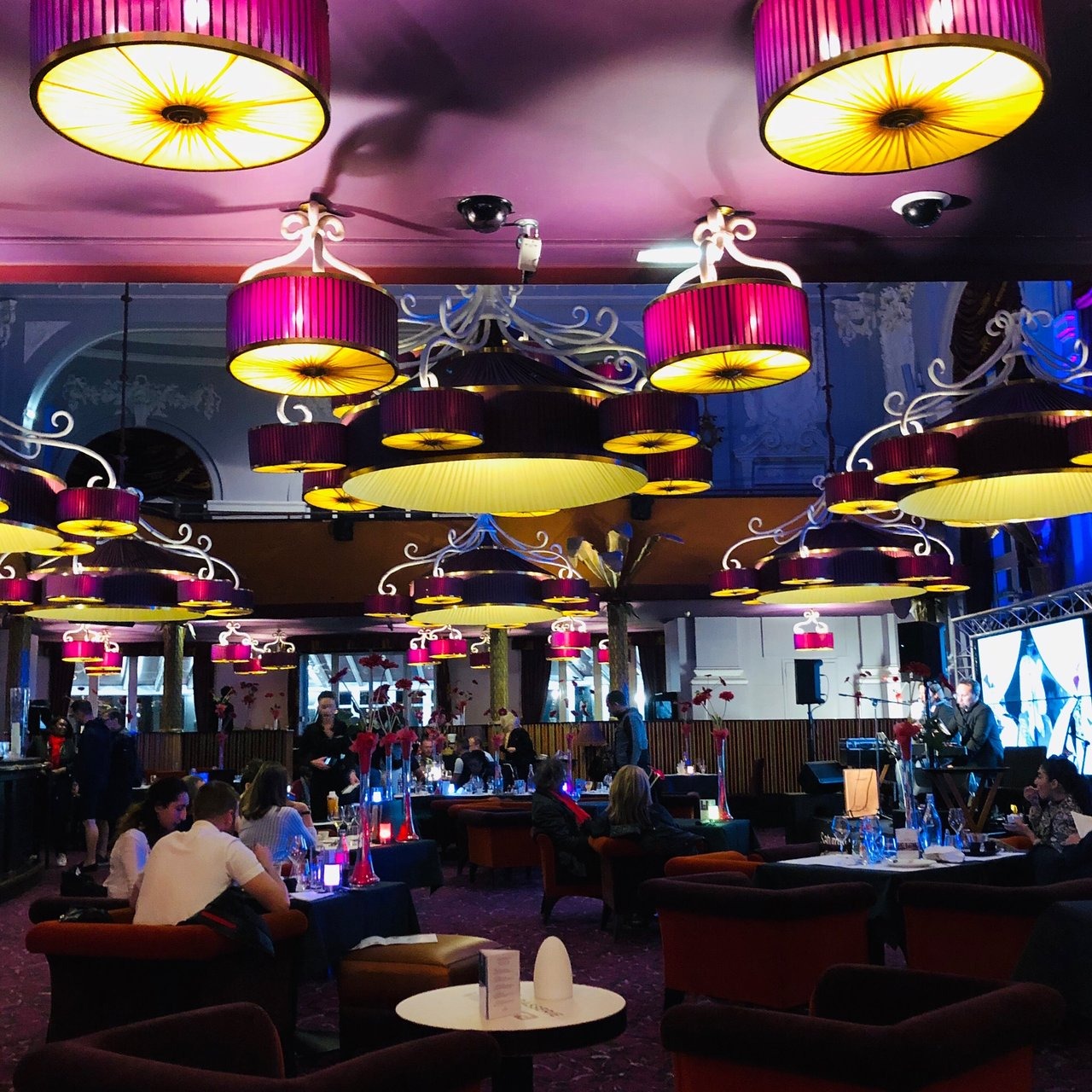 Stylowe Łódź wnętrze restauracji stworzone z myślą o komfortowych spotkaniach
